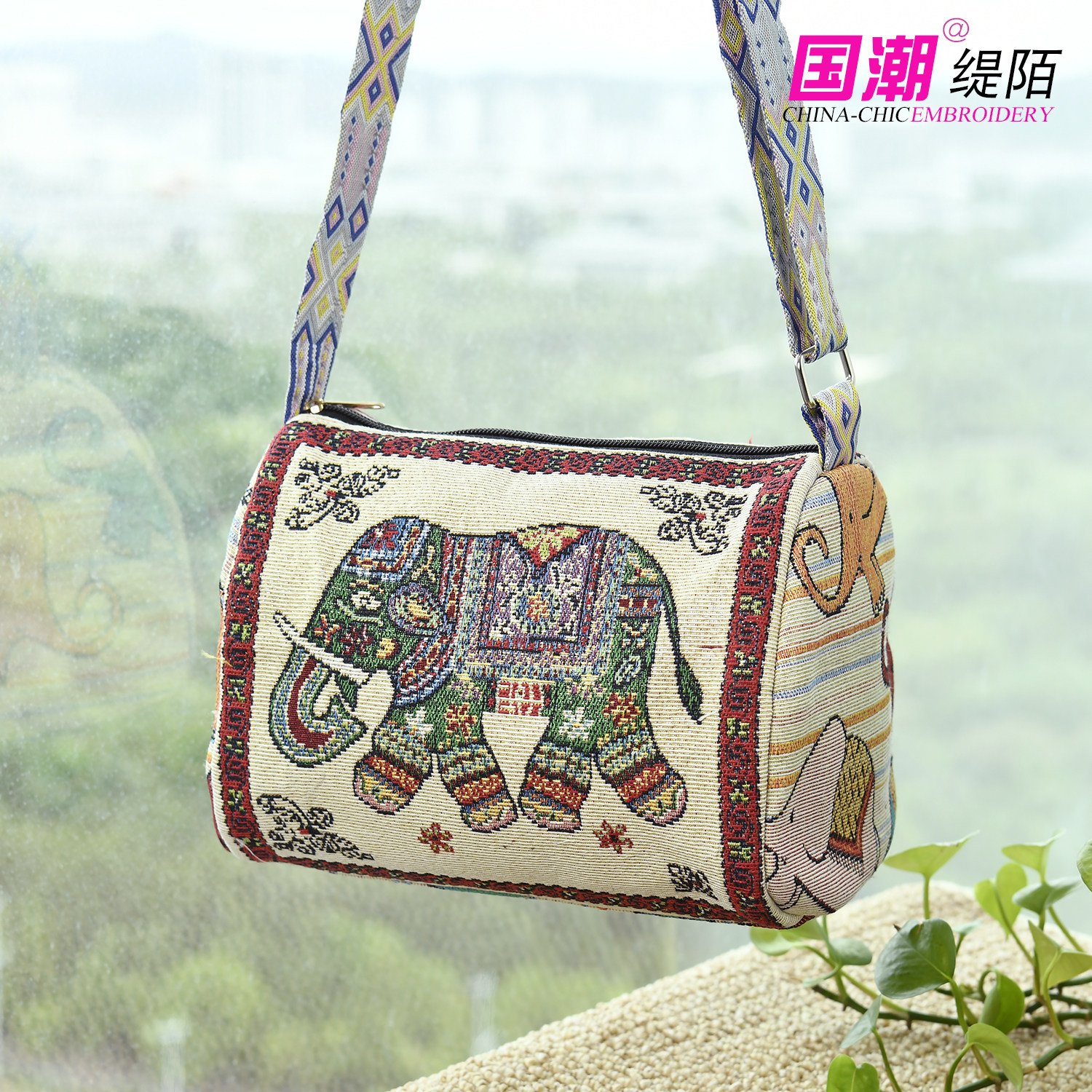 民族风金丝线提花大象图案斜挎包女时尚百搭单肩包休闲圆形枕头包