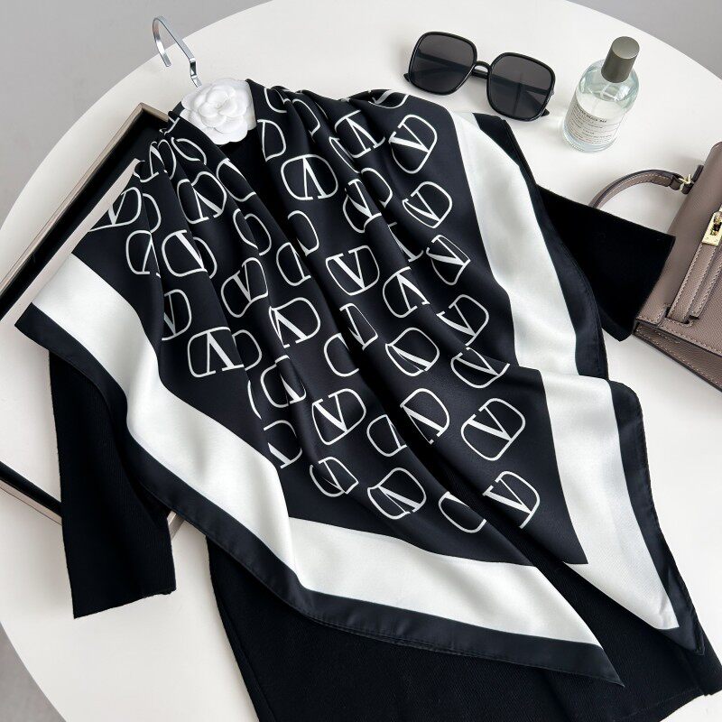 新款大牌字母印花包头巾轻薄透气90*90方巾斜纹绸女士仿真丝丝巾