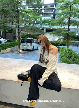 十一石 松弛满分！设计感印花斜肩长袖T恤女小个子宽松露肩上衣ll