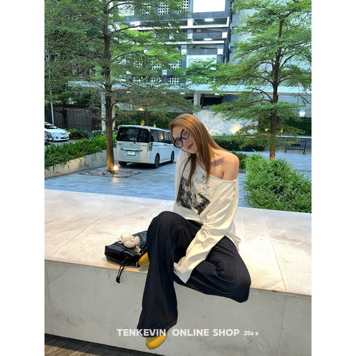 慵懒松弛感斜肩长袖宽松印花T恤