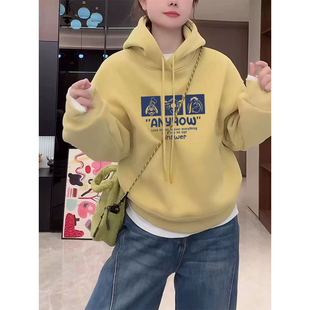 黄色连帽长袖加绒卫衣女秋冬新款洋气减龄大码宽松胖mm设计感外套