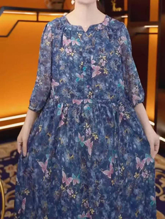 2025秋季V领碎花连衣裙女妈妈装显瘦时尚蝴蝶印花轻薄中袖长裙女