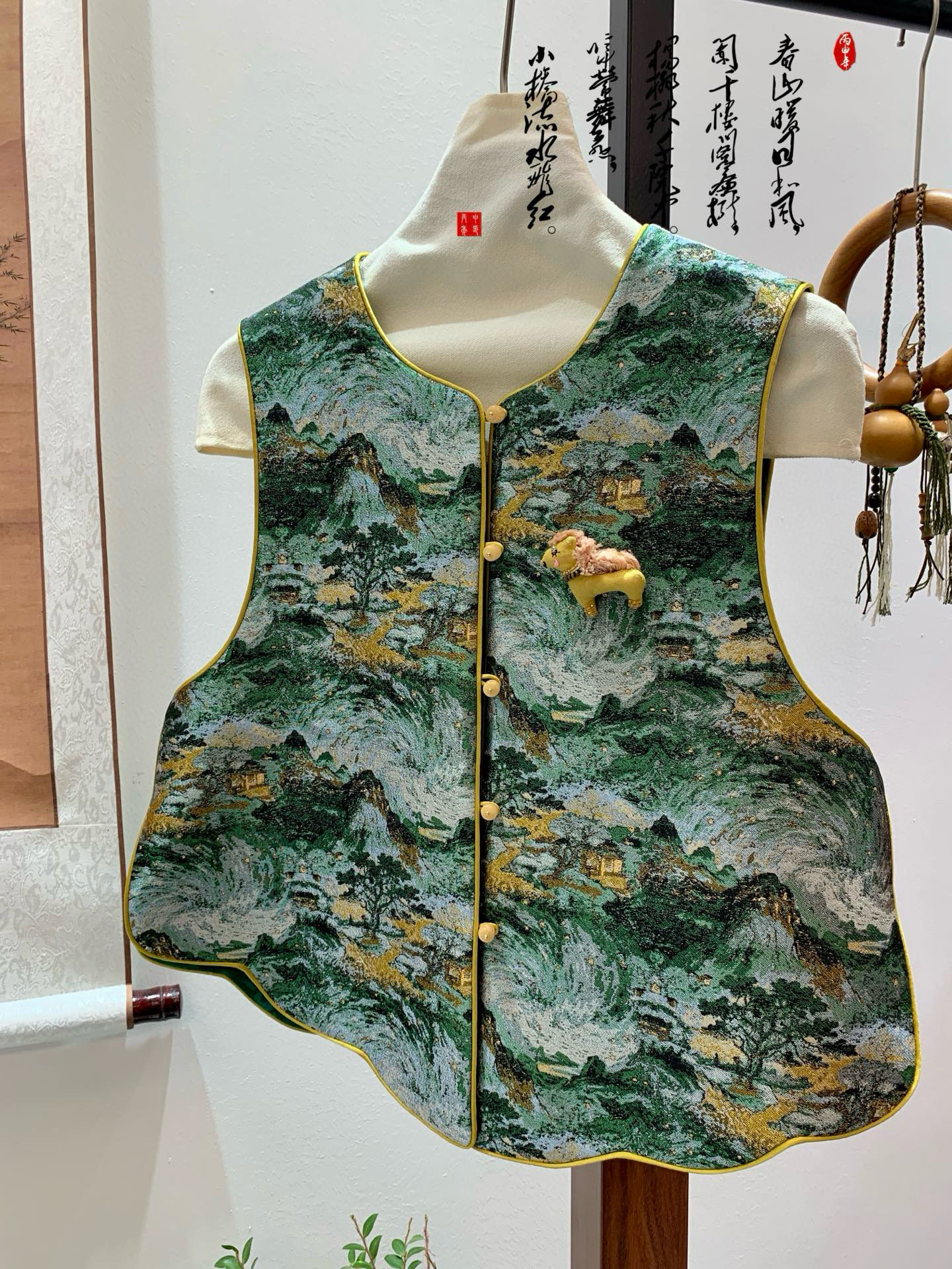 2026春季新款蓝色刺绣缎面新中式马甲女气质百搭坎肩盘扣国风上衣,女装/女士精品,上衣,淘宝优惠券,粉丝福利购,淘宝优惠卷