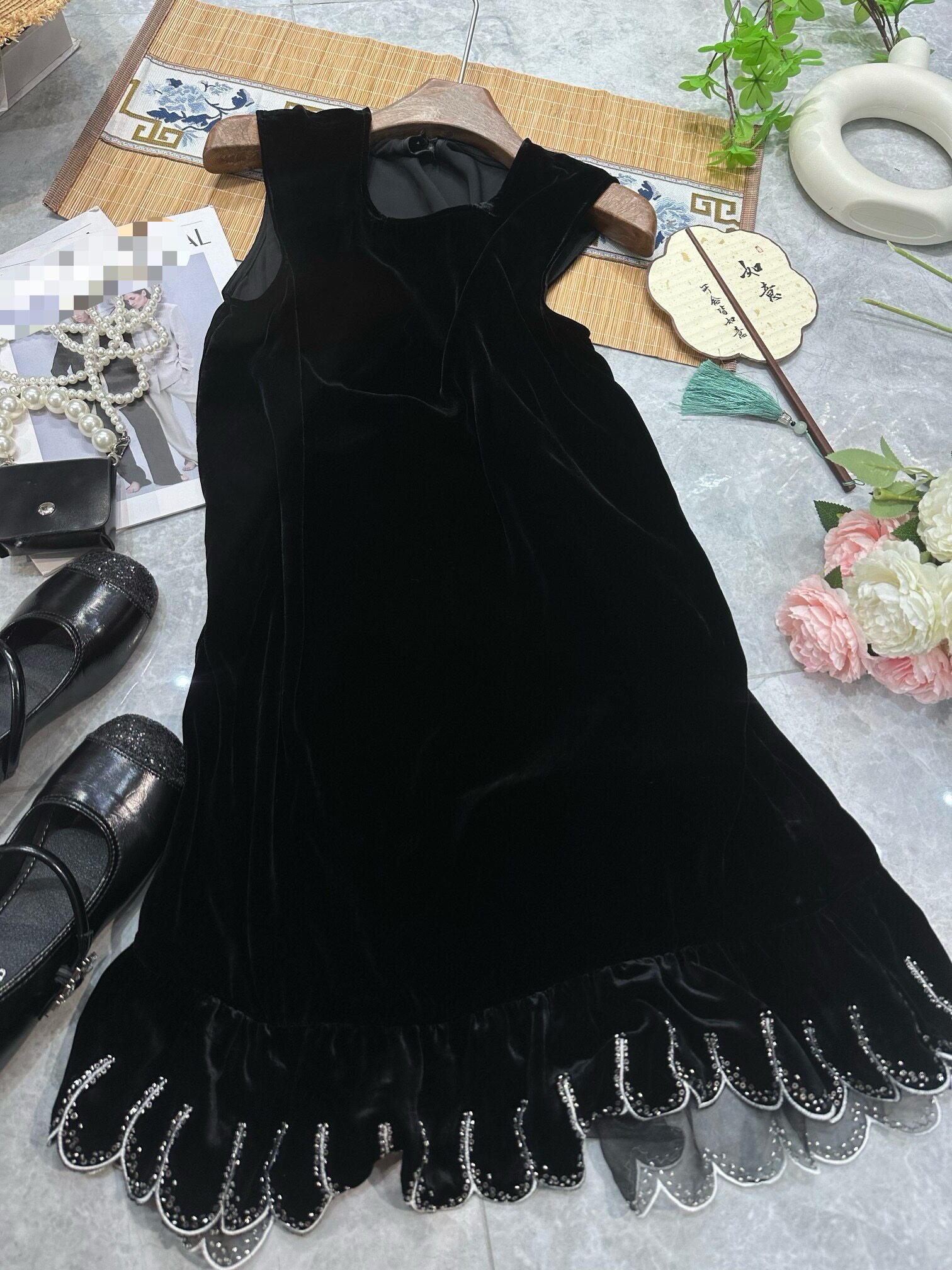圆领无袖宽松下摆多层网纱波浪花边手工钉钻工艺真丝丝绒连衣裙