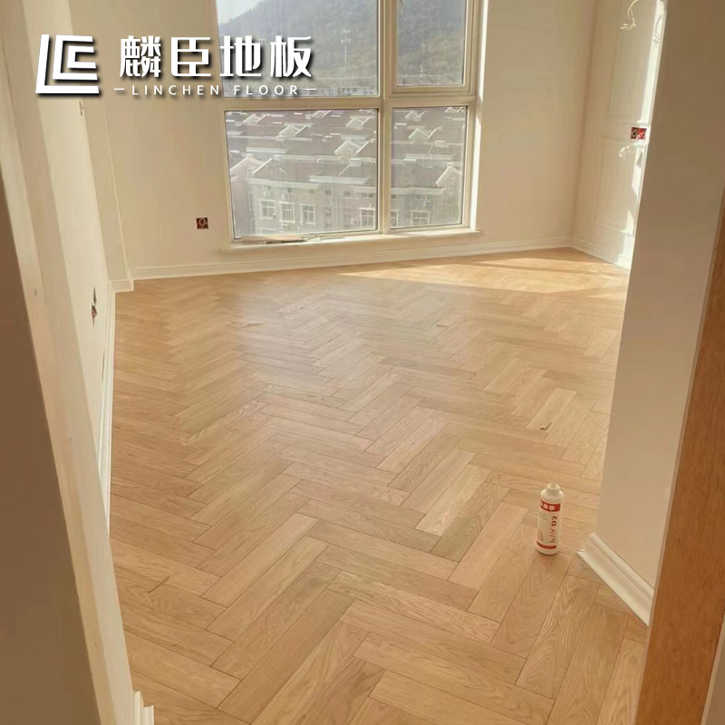 北欧橡木纯实木原木色人字拼鱼骨拼锁扣地热家用地板18mm厂家直销