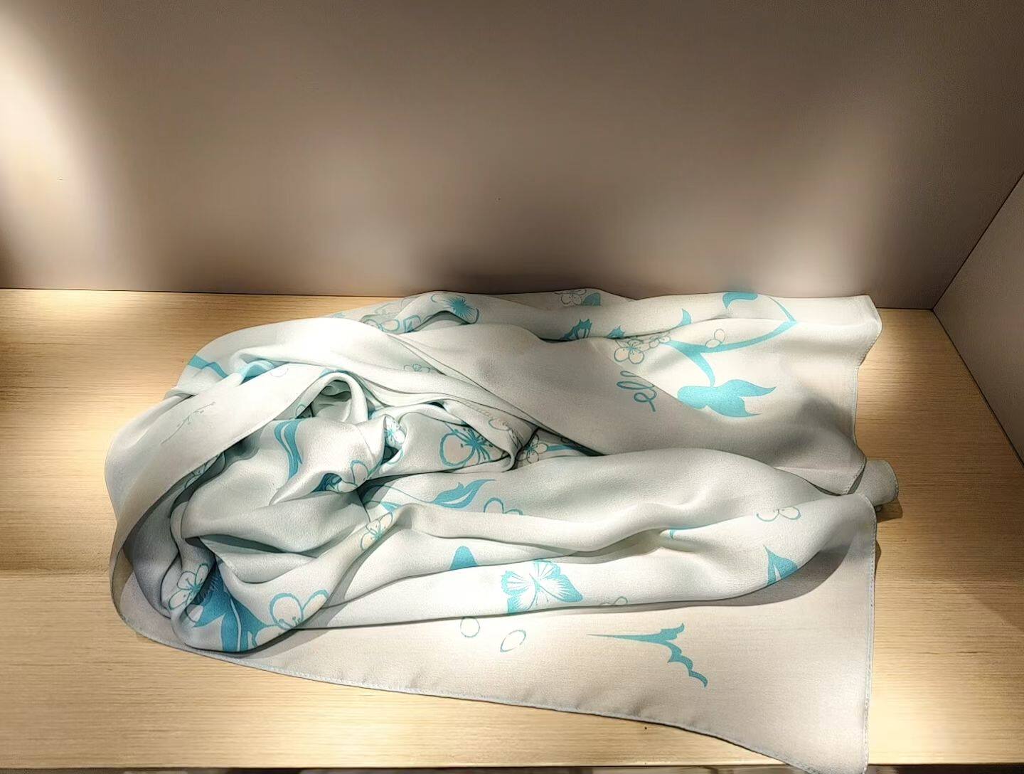 ELLE专柜正品国内代购纯桑蚕丝大围巾披肩180×65厘米浅蓝灰丝巾