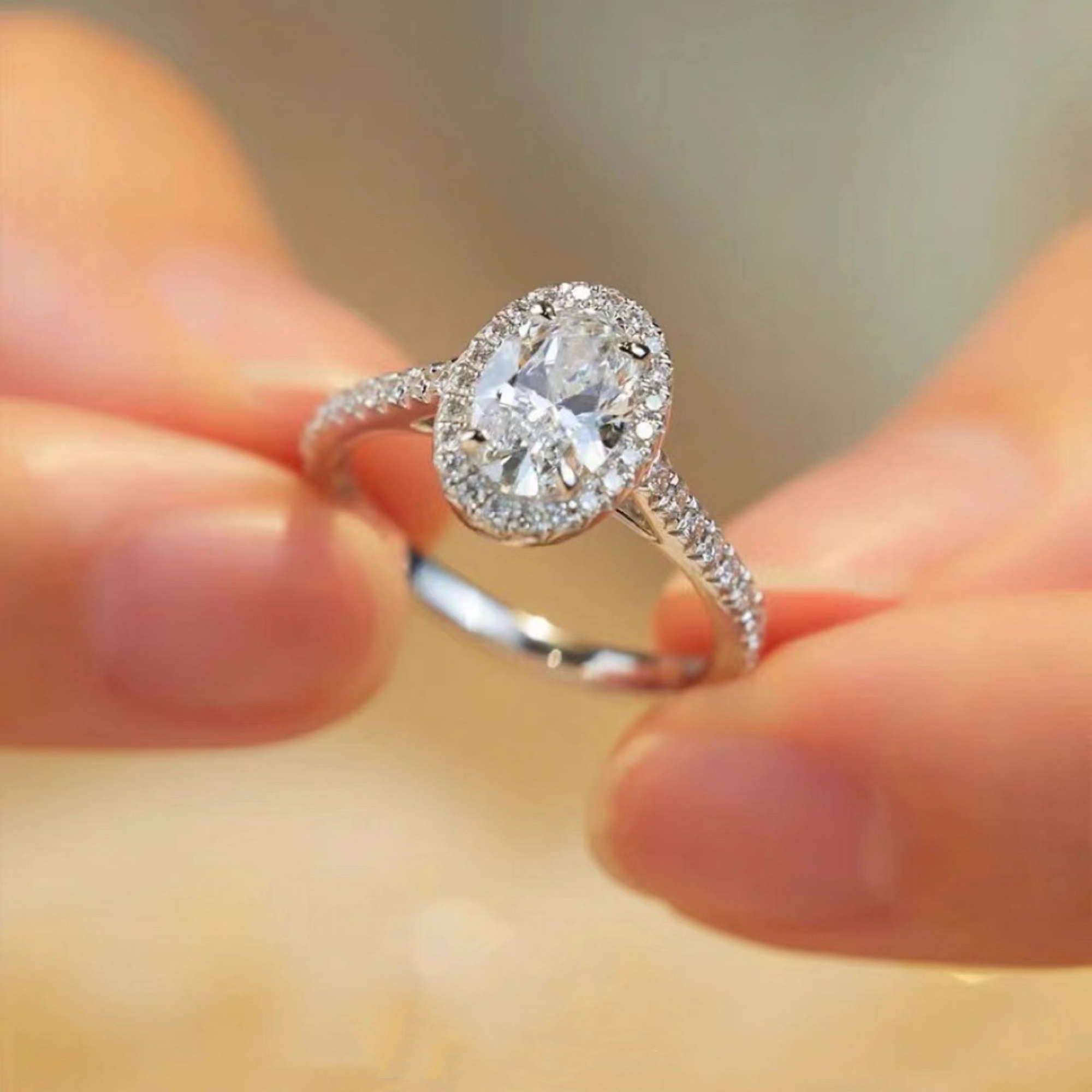 轻奢高级感莫桑椭圆鸽子蛋戒指