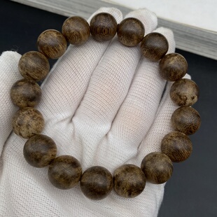 东马1.2沉香手串 生闻略带一点香味属于草药味清香味 重12.4克