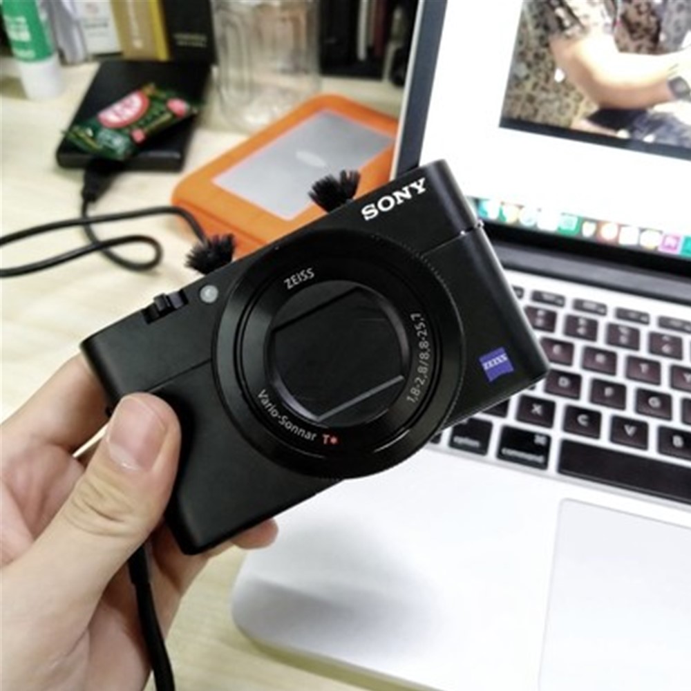 SONY黑卡相机黑色毛衣