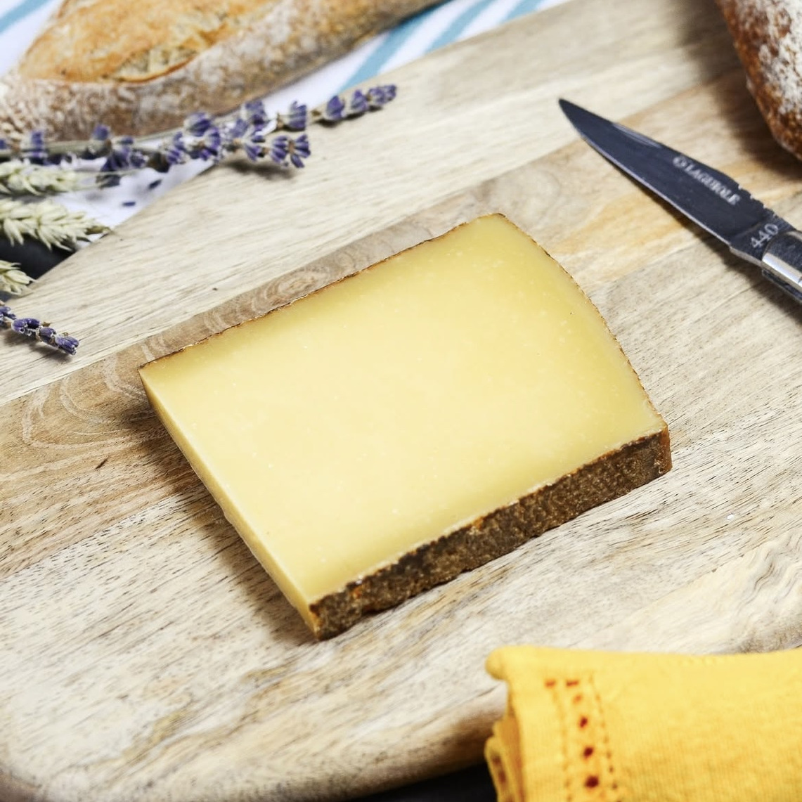 法国汝拉产区汝拉之花孔泰干酪