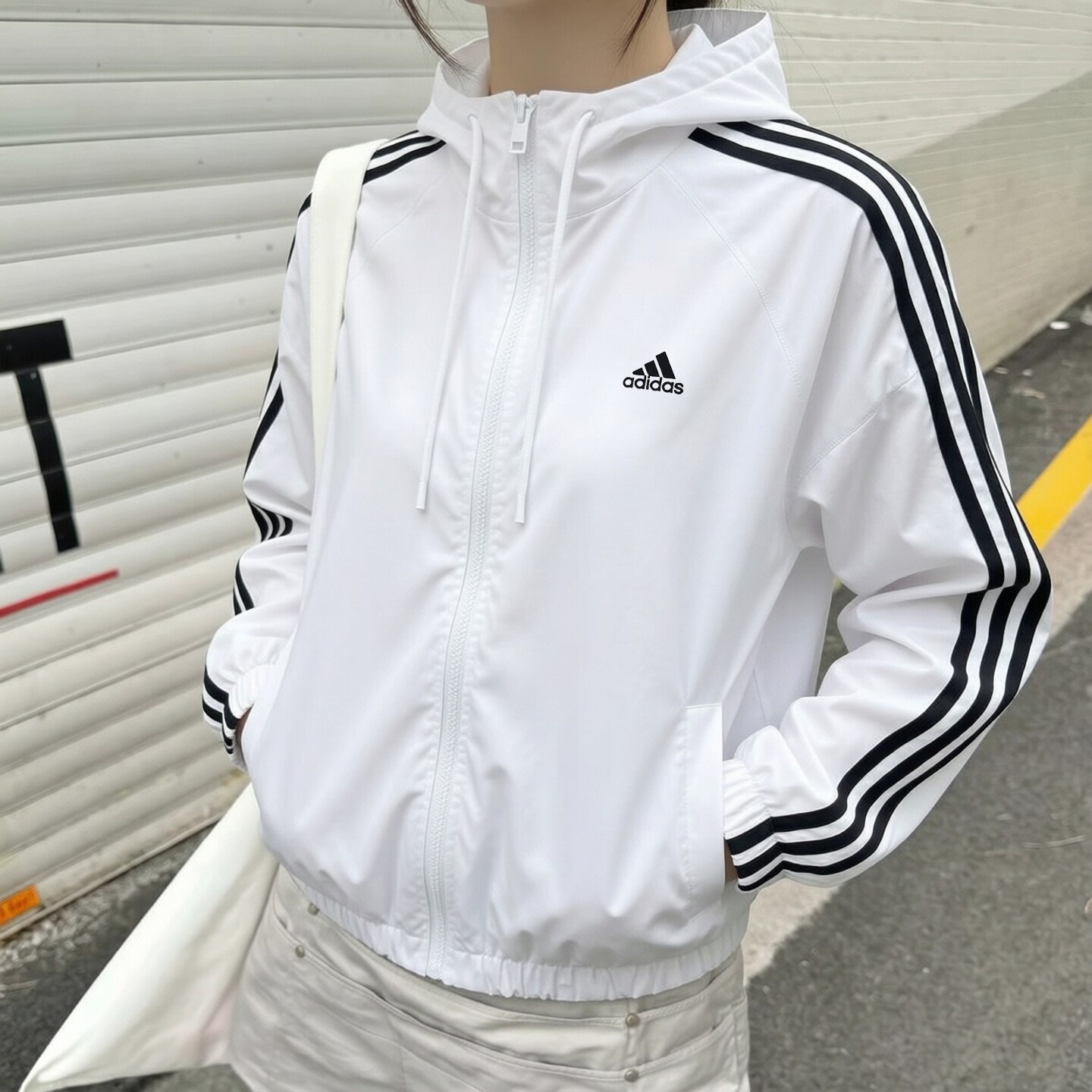 阿迪达斯白色外套女秋季正品梭织透气短款三条纹复古美式棒球服女
