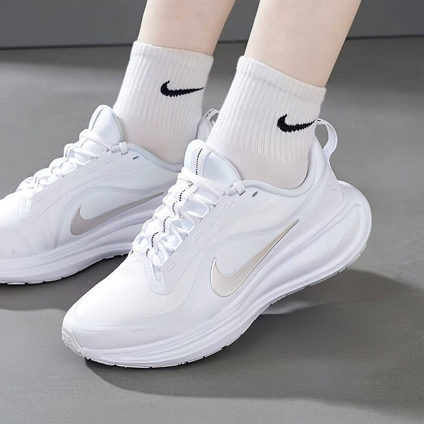 Nike耐克鞋子2026年新款防水跑步鞋女子白色运动鞋户外登山休闲鞋