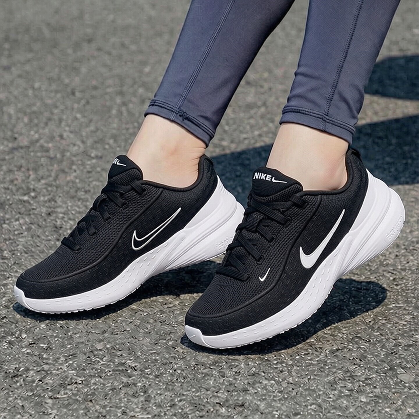 Nike耐克2026年新款跑步鞋女子黑色运动鞋轻便透气网鞋健身训练鞋