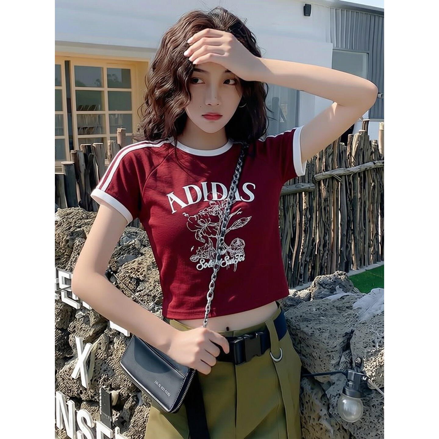阿迪达斯酒红色短袖女t恤夏季正品校园风辣妹复古露肚脐短款上衣