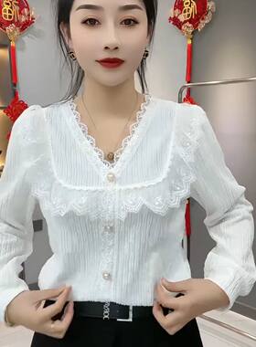 2024春款小香风V领打底衫重工雕花蕾丝花边套头女装修身减龄上衣