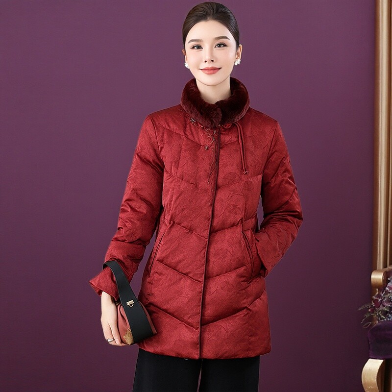 2025年冬季獭兔毛领刺绣新款防寒服年轻妈妈中长款90白鸭绒羽绒服