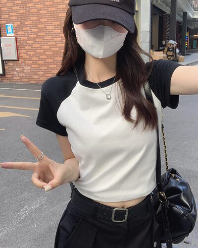 2023新款韩版撞色插肩短袖t恤女设计感正肩修身显瘦短款上衣女潮