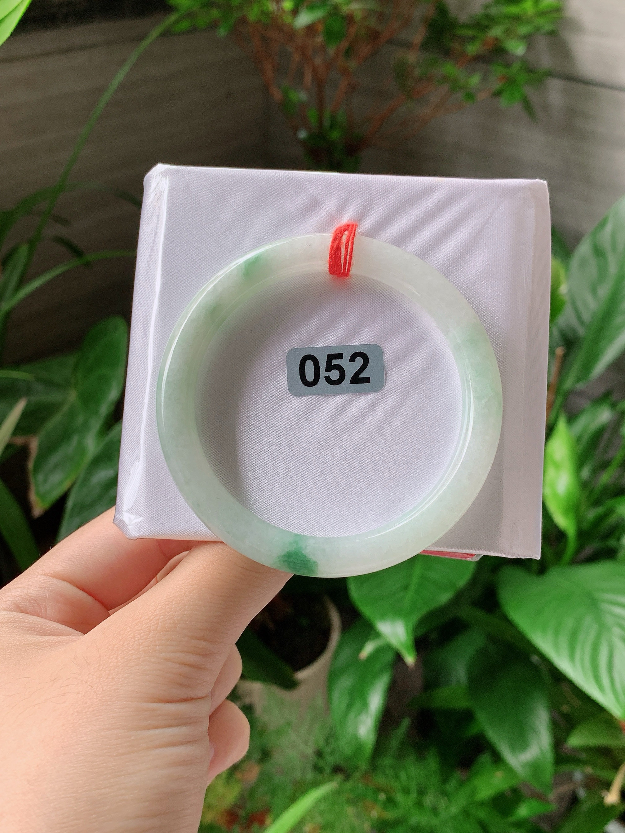 A货手镯53圈口冰糯种飘绿花圆条手镯种老肉细女款带证书