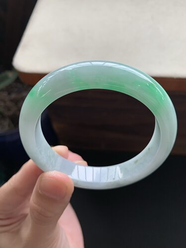 56圈口冰胶飘绿正圈天然缅甸翡翠手镯冰透水润颜色鲜艳