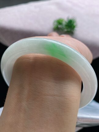 56.5圈口冰种飘绿圆条翡翠手镯冰透水润颜色均匀女款