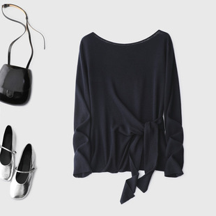 一件薄如蝉翼 立体剪裁扭结设计束纤腰 一字领巴素兰羊毛针织衫