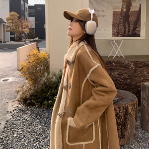 牛角扣仿羊羔毛外套女皮毛一体2023秋冬新款麂皮绒大衣加厚加绒