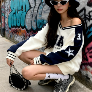 地球店撞色印花设计感慵懒风斜肩卫衣女秋季 宽松百搭v领无帽上衣