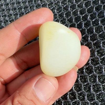 新疆和田玉籽料洒金皮高脂粉