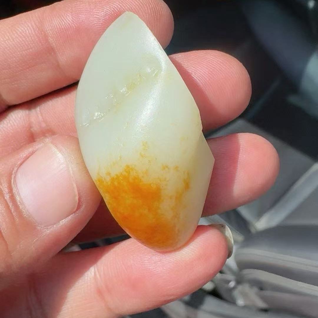 新疆和田玉籽料鸿运当头高脂粉