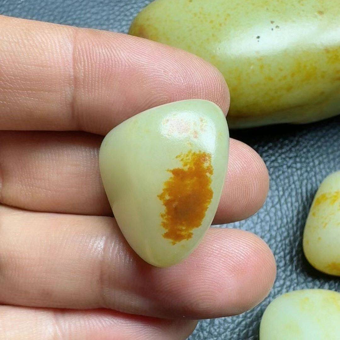 正宗新疆和田玉籽料双面油红皮高脂粉青白玉原石青羊脂级真皮无修