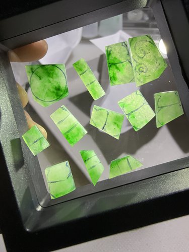 糯冰牛奶底带金丝阳绿雕刻材料天然缅甸翡翠A货保真保A假一罚三