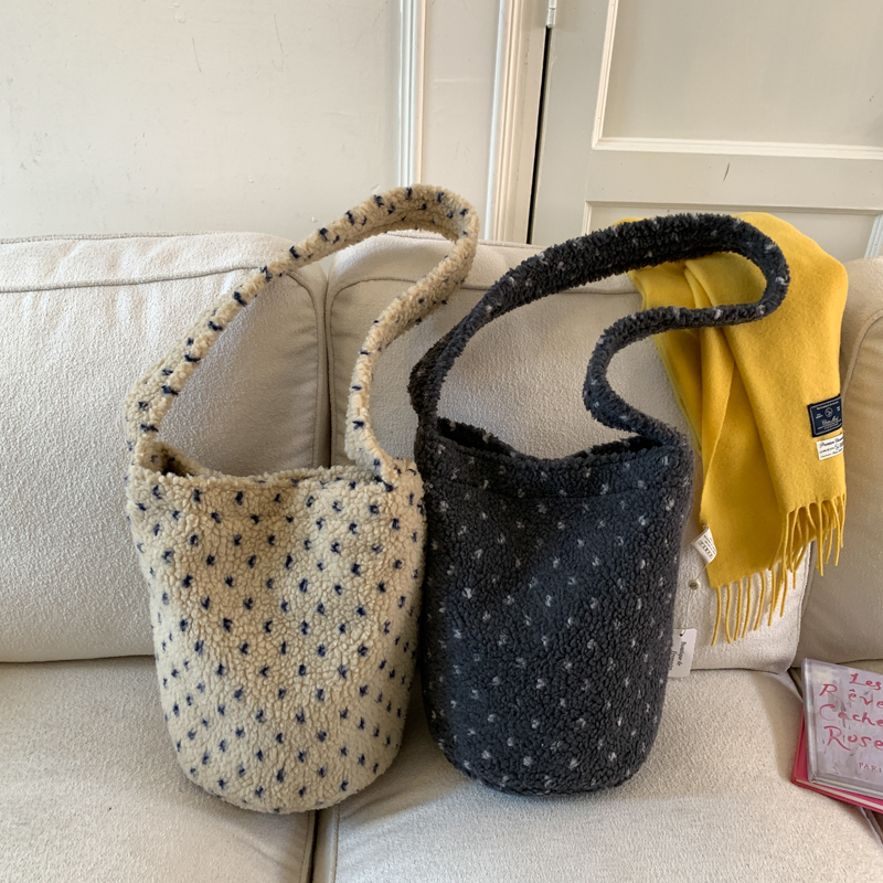 韩系可爱毛绒爱心斜挎包2025秋冬新款羊羔毛包包时尚百搭水桶包女