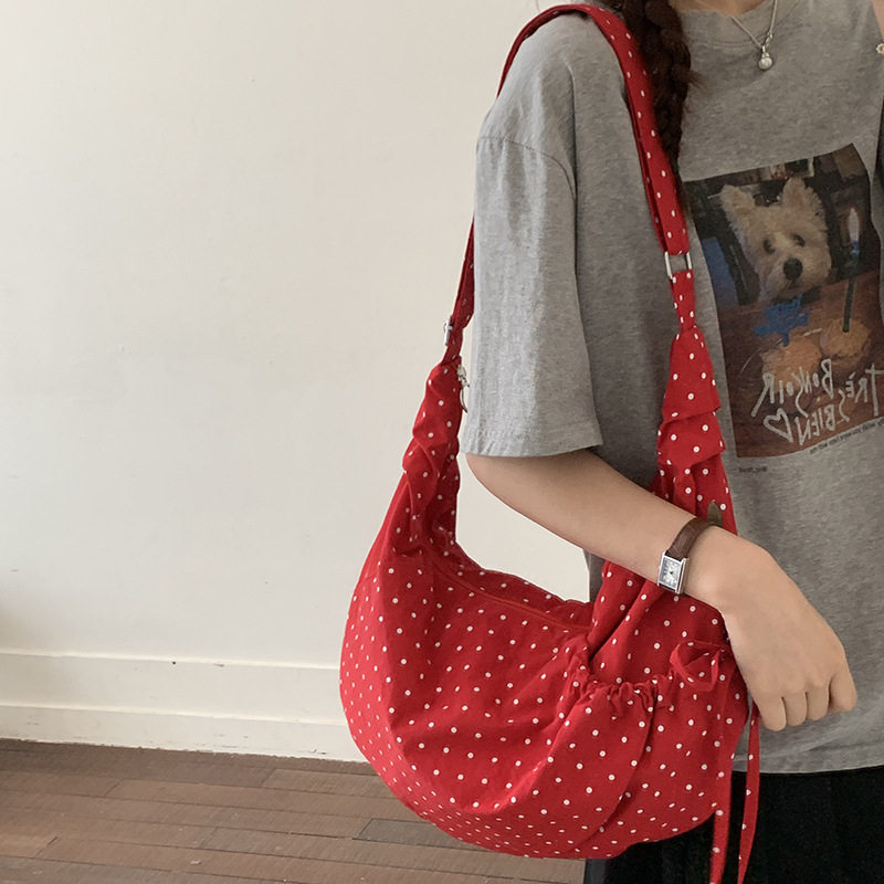 春夏新款波点轻便斜挎包韩版百搭牛角包褶皱小清新高级感单肩包女