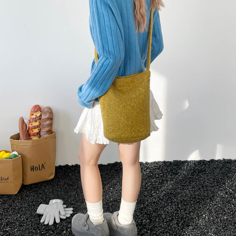 秋冬新款黄果树软毛绒大容量水桶包高级感毛毛包单肩斜挎包女