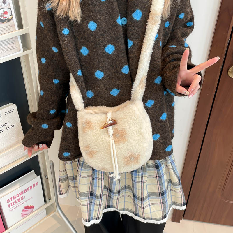 秋冬高级感小众手机斜挎小包包女2025新款花朵棕色水桶毛绒毛毛包