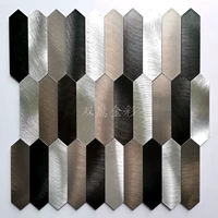 Черно-бело-серые вертикальные полоски по 10,76 штук на сторону.