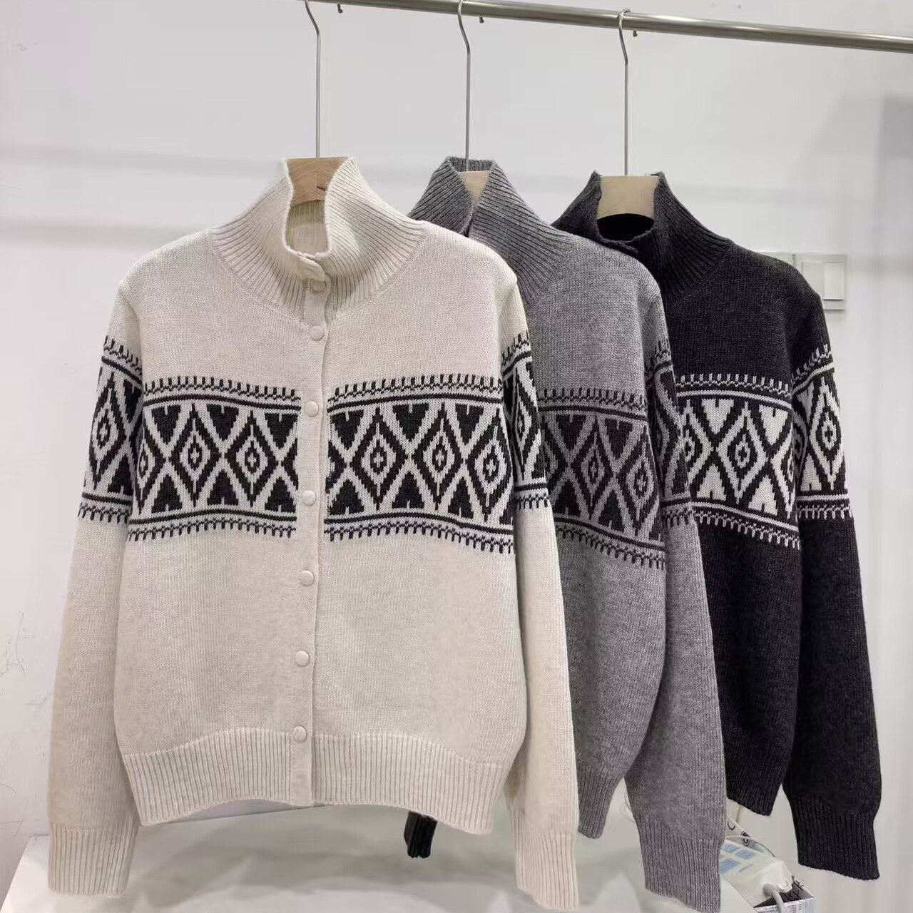 高领单排扣针织衫毛衣