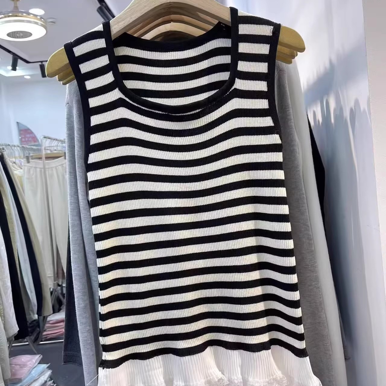 蕾丝拼接背心吊带打底