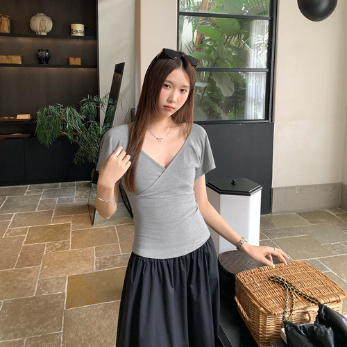 韩系修身交叉V领短袖T恤女2026年夏季新款巨好看的不撞款显瘦上衣
