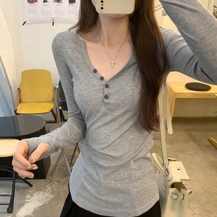 新款 打底衫 女2026秋冬季 性感显瘦白色t恤纽扣上衣 辣妹v领内搭修身