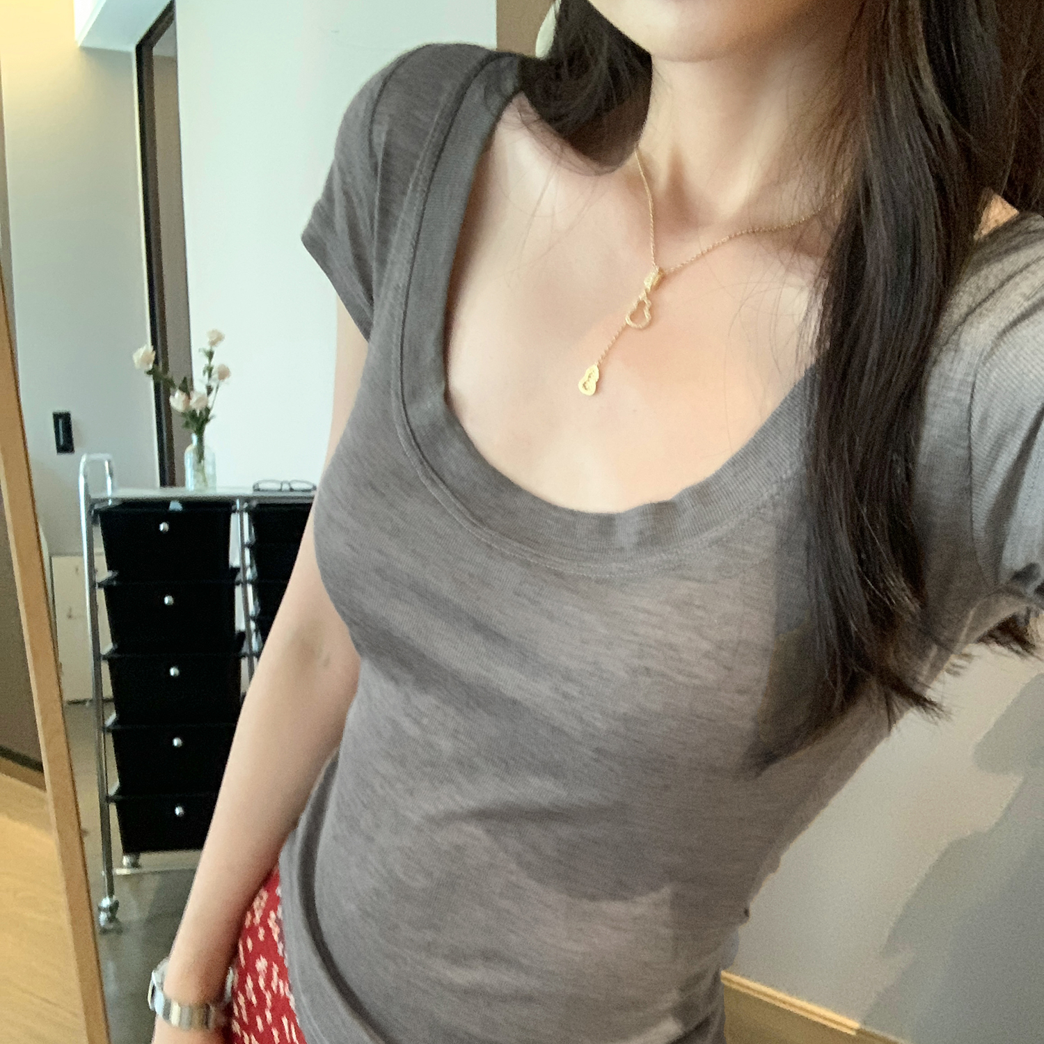 独特白色轻薄修身显瘦U领短袖T恤女2025新款夏秋季微透日漂亮上衣