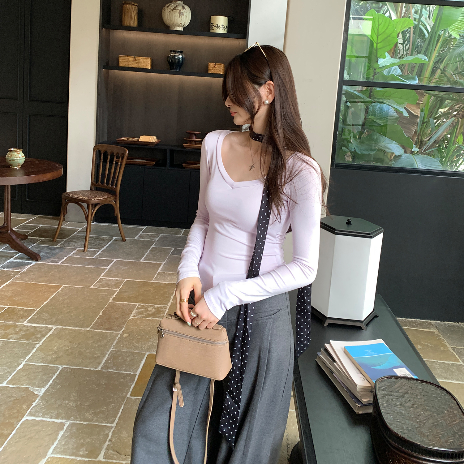 粉色带胸垫v领长袖t恤女秋季2025新款修身显瘦简单大方高级感上衣