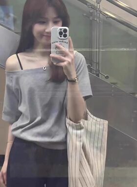 灰色斜肩T恤女2026新款夏季宽松露肩短袖高级感小众气质辣妹上衣