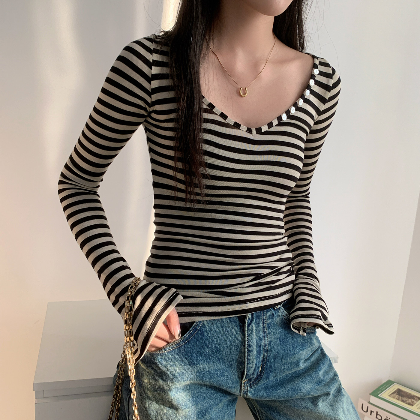欧美风复古条纹热辣长袖T恤女显瘦新款修身辣妹设计感喇叭袖上衣
