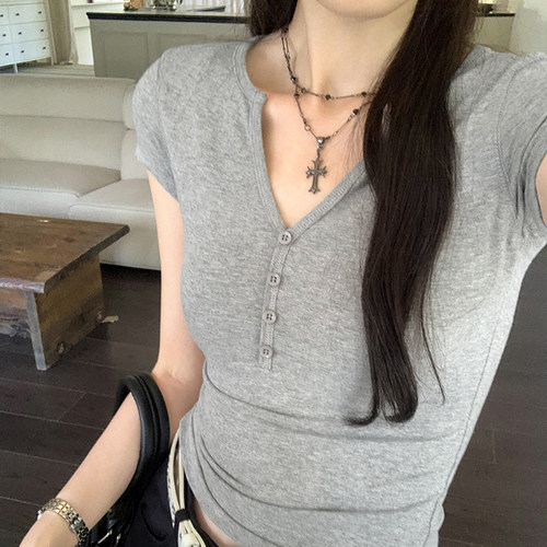 独特钉扣V领正肩短袖T恤女