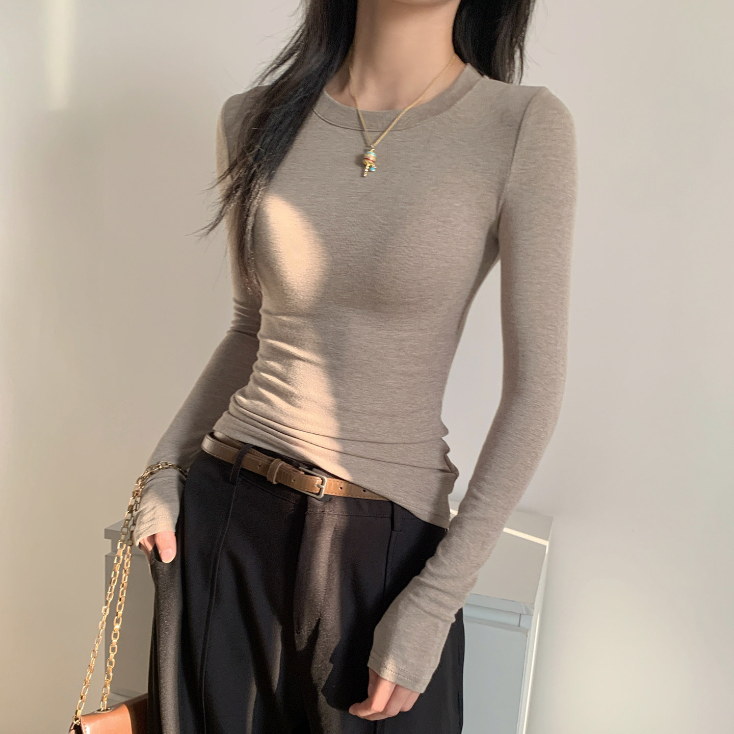 秋冬季美式正肩小衫长袖t恤女打底衫修身燕麦色齐腰掐腰磨毛上衣