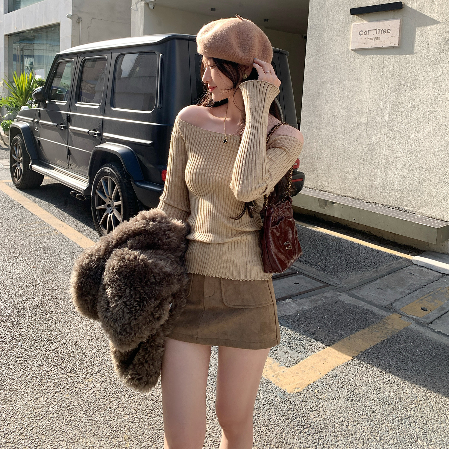 韩系一字肩喇叭袖针织衫女秋冬2025新款独特漂亮修身显瘦气质上衣