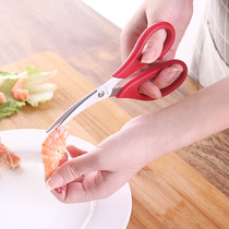 The kitchen uses the tool of removing shrimp line to peel the skin of small dragon and shrimp shell, scissors to cut the fish maw, and clean the shrimp intestines