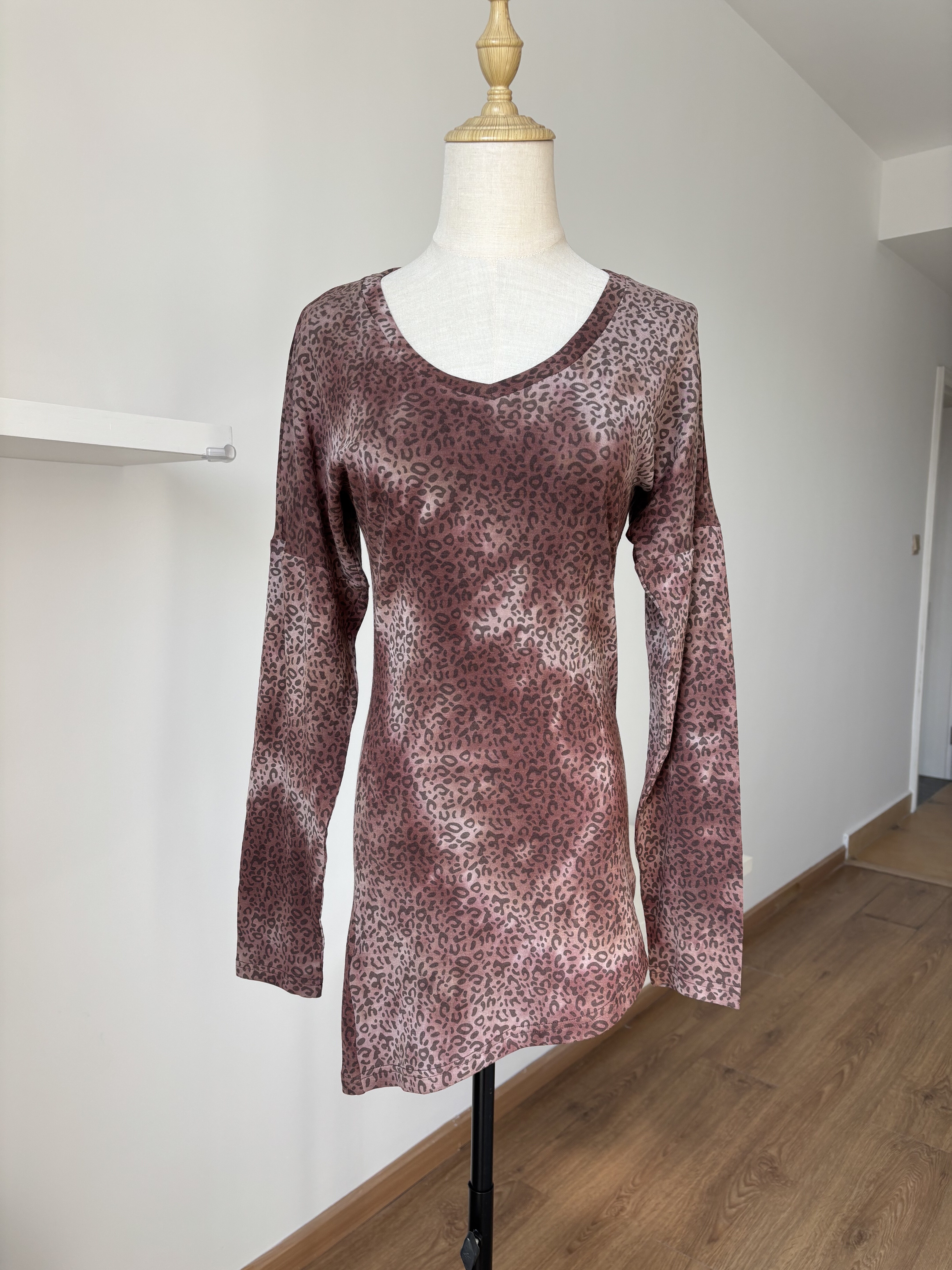 个性做旧扎染废土风豹纹印花长袖T恤不对称下摆V领打底修身连衣裙