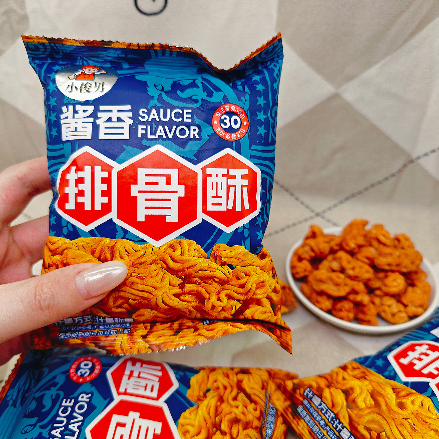 小俊男酱香排骨酥怀旧零食分享